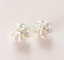 Load image into Gallery viewer, Pearl Flower Bouquet Studs
